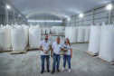 Em Terra Rica está instalada a Farinheira Roders, empresa de origem catarinense que desde 1997 se instalou no paraná para produção de farinha de mandioca. De acordo com Vilmar Roders, proprietário da empresa, são feitas mil toneladas de farinha por mês, sendo que 60% deste volume é destinado à exportação. Foto: José Fernando Ogura/AEN