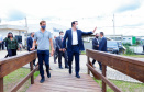 O governador Carlos Massa Ratinho Junior visitou nesta quinta-feira (10), ao lado do ministro do Desenvolvimento Regional, Rogério Marinho, a sede da construtora Tecverde, em Araucária, na Região Metropolitana de Curitiba (RMC). A empresa paranaense, fundada em 2009, é especialista no uso de uma tecnologia de origem alemã, baseada no uso da madeira, que pode acelerar a construção de casas populares.