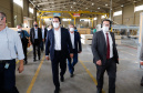 O governador Carlos Massa Ratinho Junior visitou nesta quinta-feira (10), ao lado do ministro do Desenvolvimento Regional, Rogério Marinho, a sede da construtora Tecverde, em Araucária, na Região Metropolitana de Curitiba (RMC). A empresa paranaense, fundada em 2009, é especialista no uso de uma tecnologia de origem alemã, baseada no uso da madeira, que pode acelerar a construção de casas populares.