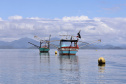 A pesca artesanal, que garante renda para cerca de 6 mil famílias no litoral paranaense, é tema da nova campanha de educação ambiental da Portos do Paraná. A empresa pública promove ações de comunicação e valorização da atividade, aproveitando o aumento no número de veranistas nas praias do Estado.