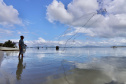 A pesca artesanal, que garante renda para cerca de 6 mil famílias no litoral paranaense, é tema da nova campanha de educação ambiental da Portos do Paraná. A empresa pública promove ações de comunicação e valorização da atividade, aproveitando o aumento no número de veranistas nas praias do Estado.