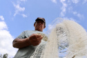 A pesca artesanal, que garante renda para cerca de 6 mil famílias no litoral paranaense, é tema da nova campanha de educação ambiental da Portos do Paraná. A empresa pública promove ações de comunicação e valorização da atividade, aproveitando o aumento no número de veranistas nas praias do Estado.