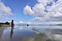 A pesca artesanal, que garante renda para cerca de 6 mil famílias no litoral paranaense, é tema da nova campanha de educação ambiental da Portos do Paraná. A empresa pública promove ações de comunicação e valorização da atividade, aproveitando o aumento no número de veranistas nas praias do Estado.
