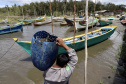 A pesca artesanal, que garante renda para cerca de 6 mil famílias no litoral paranaense, é tema da nova campanha de educação ambiental da Portos do Paraná. A empresa pública promove ações de comunicação e valorização da atividade, aproveitando o aumento no número de veranistas nas praias do Estado.