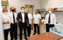 O governador Carlos Massa Ratinho Junior afirmou nesta quinta-feira (7), em visita à Fundação Oswaldo Cruz (Fiocruz), no Rio de Janeiro, que a vacinação no Paraná deve começar em janeiro em profissionais de saúde e comunidades indígenas isoladas.