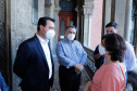 O governador Carlos Massa Ratinho Junior afirmou nesta quinta-feira (7), em visita à Fundação Oswaldo Cruz (Fiocruz), no Rio de Janeiro, que a vacinação no Paraná deve começar em janeiro em profissionais de saúde e comunidades indígenas isoladas.