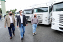 O governador Carlos Massa Ratinho Junior vistoriou nesta quarta-feira (12) o estoque dos chamados “insumos secos” que o Paraná já tem disponível para iniciar o processo de vacinação contra a Covid-19. São agulhas, seringas, máscaras, luvas, aventais e algodão, entre outros itens, que estão centralizados em dois pontos principais em Curitiba: o Centro de Medicamentos do Paraná (Cemepar) e o Ginásio de Esportes do Tarumã.