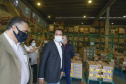 O governador Carlos Massa Ratinho Junior vistoriou nesta quarta-feira (12) o estoque dos chamados “insumos secos” que o Paraná já tem disponível para iniciar o processo de vacinação contra a Covid-19. São agulhas, seringas, máscaras, luvas, aventais e algodão, entre outros itens, que estão centralizados em dois pontos principais em Curitiba: o Centro de Medicamentos do Paraná (Cemepar) e o Ginásio de Esportes do Tarumã.
Foto: Jonathan Campos/AEN