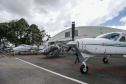 O Governo do Estado apresentou nesta sexta-feira (15), às 10h30, no Aeroporto do Bacacheri, a estrutura disponível para a distribuição da vacina contra a Covid-19. Como forma de acelerar a imunização no Paraná, o Governo destacou toda a frota área do Estado, formada por aviões e helicópteros, para o transporte da vacina. Foto: Jonathan Campos/AEN