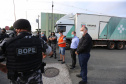 O Governo do Estado, por meio da Secretaria de Estado da Saúde, inicia  a distribuição dos insumos para a  vacinação da Covid-19, neste sabado (16) na Central de Medicamentos do Paraná (Cemepar), no Jardim Botânico. Foto: Geraldo Bubniak/AEN