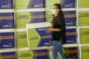 Vacinas da Fiocruz contra a Covid-19 chegam ao Centro de Medicamentos do Paraná na madrugada deste domingo (24).
Foto: Gilson Abreu/AEN