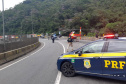 O Corpo de Bombeiros e o Batalhão de Polícia Militar de Operações Aéreas (BPMOA) estão ajudando no atendimento do acidente com um ônibus de turismo que ocorreu na manhã desta segunda-feira (25) na BR-376, próximo à Curva da Santa, em Guaratuba, no Litoral do Paraná.Foto: PRF