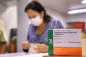 O Paraná recebeu nesta segunda-feira (25) um novo lote de vacinas com 39.600 doses contra a Covid-19, o terceiro em uma semana. Os imunizantes serão usados prioritariamente na proteção dos trabalhadores que estão na linha de frente do combate à pandemia, já que a Secretaria de Estado da Saúde (Sesa) confirmou que finalizou o processo de vacinação de dois importantes setores dentro do grupo prioritário.