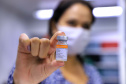 O Paraná recebeu nesta segunda-feira (25) um novo lote de vacinas com 39.600 doses contra a Covid-19, o terceiro em uma semana. Os imunizantes serão usados prioritariamente na proteção dos trabalhadores que estão na linha de frente do combate à pandemia, já que a Secretaria de Estado da Saúde (Sesa) confirmou que finalizou o processo de vacinação de dois importantes setores dentro do grupo prioritário.