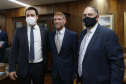 O governador Carlos Massa Ratinho Junior participou nesta quarta-feira (27) da posse da nova mesa diretora do Tribunal de Contas do Paraná (TCE), eleita em dezembro no passado para o comando do órgão de controle no biênio 2020-2021. O conselheiro Fabio Camargo assume a presidência do TCE no lugar de Nestor Baptista, Ivan Bonilha passa a ocupar a vice-presidência e Fernando Guimarães o cargo de corregedor-geral.  Foto: Jonathan Campos/AEN
