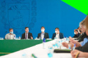 Obras e programas de apoio às cidades estiveram entre os principais assuntos da reunião de prefeitos da Associação dos Municípios do Médio Noroeste do Estado do Paraná (Amenorte) e deputados estaduais com representantes do Governo Estadual, nesta segunda-feira (08). A reunião foi com o chefe da Casa Civil, Guto Silva, e a equipe, com a participação do secretário de Desenvolvimento Sustentável e Turismo, Marcio Nunes.Foto: Guilherme Flores