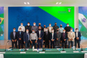 Obras e programas de apoio às cidades estiveram entre os principais assuntos da reunião de prefeitos da Associação dos Municípios do Médio Noroeste do Estado do Paraná (Amenorte) e deputados estaduais com representantes do Governo Estadual, nesta segunda-feira (08). A reunião foi com o chefe da Casa Civil, Guto Silva, e a equipe, com a participação do secretário de Desenvolvimento Sustentável e Turismo, Marcio Nunes.Foto: Guilherme Flores