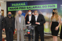 O governador Carlos Massa Ratinho Junior assina  nesta terca-feira (9),  o reajuste do salário mínimo regional acompanhado do vice-governador Darci Piana, do secretario da Justiça, Família e Trabalho (Sejuf), Ney Leprevost e do chefe da Casa Civil, Guto Silva.  Curitiba, 09/02/2021. Foto: Geraldo Bubniak/AEN
