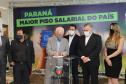 O governador Carlos Massa Ratinho Junior assina  nesta terca-feira (9),  o reajuste do salário mínimo regional acompanhado do vice-governador Darci Piana, do secretario da Justiça, Família e Trabalho (Sejuf), Ney Leprevost e do chefe da Casa Civil, Guto Silva.  Curitiba, 09/02/2021. Foto: Geraldo Bubniak/AEN