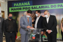 O governador Carlos Massa Ratinho Junior assina  nesta terca-feira (9),  o reajuste do salário mínimo regional acompanhado do vice-governador Darci Piana, do secretario da Justiça, Família e Trabalho (Sejuf), Ney Leprevost e do chefe da Casa Civil, Guto Silva.  Curitiba, 09/02/2021. Foto: Geraldo Bubniak/AEN
