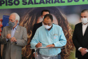 O governador Carlos Massa Ratinho Junior assina  nesta terca-feira (9),  o reajuste do salário mínimo regional acompanhado do vice-governador Darci Piana, do secretario da Justiça, Família e Trabalho (Sejuf), Ney Leprevost e do chefe da Casa Civil, Guto Silva.  Curitiba, 09/02/2021. Foto: Geraldo Bubniak/AEN