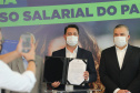O governador Carlos Massa Ratinho Junior assina  nesta terca-feira (9),  o reajuste do salário mínimo regional acompanhado do vice-governador Darci Piana, do secretario da Justiça, Família e Trabalho (Sejuf), Ney Leprevost e do chefe da Casa Civil, Guto Silva.  Curitiba, 09/02/2021. Foto: Geraldo Bubniak/AEN