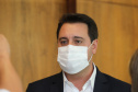 O governador Carlos Massa Ratinho Junior assina  nesta terca-feira (9),  o reajuste do salário mínimo regional acompanhado do vice-governador Darci Piana, do secretario da Justiça, Família e Trabalho (Sejuf), Ney Leprevost e do chefe da Casa Civil, Guto Silva.  Curitiba, 09/02/2021. Foto: Geraldo Bubniak/AEN