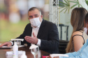 O governador Carlos Massa Ratinho Junior assina  nesta terca-feira (9),  o reajuste do salário mínimo regional acompanhado do vice-governador Darci Piana, do secretario da Justiça, Família e Trabalho (Sejuf), Ney Leprevost e do chefe da Casa Civil, Guto Silva.  Curitiba, 09/02/2021. Foto: Geraldo Bubniak/AEN