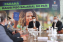 O governador Carlos Massa Ratinho Junior assina  nesta terca-feira (9),  o reajuste do salário mínimo regional acompanhado do vice-governador Darci Piana, do secretario da Justiça, Família e Trabalho (Sejuf), Ney Leprevost e do chefe da Casa Civil, Guto Silva.  Curitiba, 09/02/2021. Foto: Geraldo Bubniak/AEN