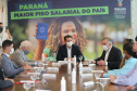 O governador Carlos Massa Ratinho Junior assina  nesta terca-feira (9),  o reajuste do salário mínimo regional acompanhado do vice-governador Darci Piana, do secretario da Justiça, Família e Trabalho (Sejuf), Ney Leprevost e do chefe da Casa Civil, Guto Silva.  Curitiba, 09/02/2021. Foto: Geraldo Bubniak/AEN