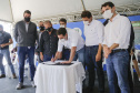O governador Carlos Massa Ratinho Junior assinou nesta quinta-feira (11) a ordem de serviço para a execução do Contorno Norte de Castro, nos Campos Gerais. O investimento de R$ 78.978.622,85 é parte do convênio do Governo do Estado com o Banco Interamericano de Desenvolvimento (BID) e ajudará a dar impulso a uma das principais bacias leiteiras do Paraná, tirando o fluxo pesado de caminhões do Centro da cidade.