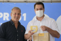 O governador Carlos Massa Ratinho Junior assinou nesta quinta-feira (11) a ordem de serviço para a execução do Contorno Norte de Castro, nos Campos Gerais. O investimento de R$ 78.978.622,85 é parte do convênio do Governo do Estado com o Banco Interamericano de Desenvolvimento (BID) e ajudará a dar impulso a uma das principais bacias leiteiras do Paraná, tirando o fluxo pesado de caminhões do Centro da cidade.