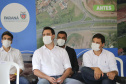 O governador Carlos Massa Ratinho Junior assinou nesta quinta-feira (11) a ordem de serviço para a execução do Contorno Norte de Castro, nos Campos Gerais. O investimento de R$ 78.978.622,85 é parte do convênio do Governo do Estado com o Banco Interamericano de Desenvolvimento (BID) e ajudará a dar impulso a uma das principais bacias leiteiras do Paraná, tirando o fluxo pesado de caminhões do Centro da cidade.