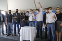 O governador Carlos Massa Ratinho Junior assinou nesta quinta-feira (11) a ordem de serviço para a execução do Contorno Norte de Castro, nos Campos Gerais. O investimento de R$ 78.978.622,85 é parte do convênio do Governo do Estado com o Banco Interamericano de Desenvolvimento (BID) e ajudará a dar impulso a uma das principais bacias leiteiras do Paraná, tirando o fluxo pesado de caminhões do Centro da cidade.