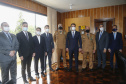 O governador Carlos Massa Ratinho Junior participou nesta sexta-feira (12) da cerimônia de posse do coronel Hudson Leôncio Teixeira como Comandante-Geral da Polícia Militar do Paraná. O ex-comandante, coronel Péricles de Matos, foi para a reserva remunerada da corporação. A cerimônia aconteceu na Academia Militar do Guatupê, em São José dos Pinhais, na Região Metropolitana de Curitiba.