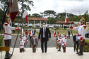 O governador Carlos Massa Ratinho Junior participou nesta sexta-feira (12) da cerimônia de posse do coronel Hudson Leôncio Teixeira como Comandante-Geral da Polícia Militar do Paraná. O ex-comandante, coronel Péricles de Matos, foi para a reserva remunerada da corporação. A cerimônia aconteceu na Academia Militar do Guatupê, em São José dos Pinhais, na Região Metropolitana de Curitiba.