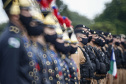 O governador Carlos Massa Ratinho Junior participou nesta sexta-feira (12) da cerimônia de posse do coronel Hudson Leôncio Teixeira como Comandante-Geral da Polícia Militar do Paraná. O ex-comandante, coronel Péricles de Matos, foi para a reserva remunerada da corporação. A cerimônia aconteceu na Academia Militar do Guatupê, em São José dos Pinhais, na Região Metropolitana de Curitiba.