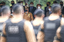 O governador Carlos Massa Ratinho Junior participou nesta sexta-feira (12) da cerimônia de posse do coronel Hudson Leôncio Teixeira como Comandante-Geral da Polícia Militar do Paraná. O ex-comandante, coronel Péricles de Matos, foi para a reserva remunerada da corporação. A cerimônia aconteceu na Academia Militar do Guatupê, em São José dos Pinhais, na Região Metropolitana de Curitiba.
