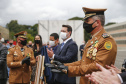 O governador Carlos Massa Ratinho Junior participou nesta sexta-feira (12) da cerimônia de posse do coronel Hudson Leôncio Teixeira como Comandante-Geral da Polícia Militar do Paraná. O ex-comandante, coronel Péricles de Matos, foi para a reserva remunerada da corporação. A cerimônia aconteceu na Academia Militar do Guatupê, em São José dos Pinhais, na Região Metropolitana de Curitiba.