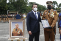 O governador Carlos Massa Ratinho Junior participou nesta sexta-feira (12) da cerimônia de posse do coronel Hudson Leôncio Teixeira como Comandante-Geral da Polícia Militar do Paraná. O ex-comandante, coronel Péricles de Matos, foi para a reserva remunerada da corporação. A cerimônia aconteceu na Academia Militar do Guatupê, em São José dos Pinhais, na Região Metropolitana de Curitiba.