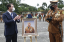 O governador Carlos Massa Ratinho Junior participou nesta sexta-feira (12) da cerimônia de posse do coronel Hudson Leôncio Teixeira como Comandante-Geral da Polícia Militar do Paraná. O ex-comandante, coronel Péricles de Matos, foi para a reserva remunerada da corporação. A cerimônia aconteceu na Academia Militar do Guatupê, em São José dos Pinhais, na Região Metropolitana de Curitiba.