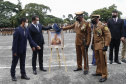 O governador Carlos Massa Ratinho Junior participou nesta sexta-feira (12) da cerimônia de posse do coronel Hudson Leôncio Teixeira como Comandante-Geral da Polícia Militar do Paraná. O ex-comandante, coronel Péricles de Matos, foi para a reserva remunerada da corporação. A cerimônia aconteceu na Academia Militar do Guatupê, em São José dos Pinhais, na Região Metropolitana de Curitiba.