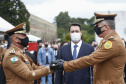 O governador Carlos Massa Ratinho Junior participou nesta sexta-feira (12) da cerimônia de posse do coronel Hudson Leôncio Teixeira como Comandante-Geral da Polícia Militar do Paraná. O ex-comandante, coronel Péricles de Matos, foi para a reserva remunerada da corporação. A cerimônia aconteceu na Academia Militar do Guatupê, em São José dos Pinhais, na Região Metropolitana de Curitiba.