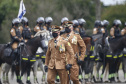 O governador Carlos Massa Ratinho Junior participou nesta sexta-feira (12) da cerimônia de posse do coronel Hudson Leôncio Teixeira como Comandante-Geral da Polícia Militar do Paraná. O ex-comandante, coronel Péricles de Matos, foi para a reserva remunerada da corporação. A cerimônia aconteceu na Academia Militar do Guatupê, em São José dos Pinhais, na Região Metropolitana de Curitiba.