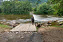 O Instituto Água e Terra (IAT) acompanhou, já nas primeiras horas, o acidente ambiental ocorrido no sábado (13) na BR-376, km 679 + 100m, em Guaratuba, pista sentido Sul, onde um caminhão que transportava produto químico tombou e derramou grande parte de sua carga, atingindo o rio São João.  -  Foto: Divulgação IAT