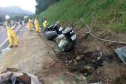 O Instituto Água e Terra (IAT) acompanhou, já nas primeiras horas, o acidente ambiental ocorrido no sábado (13) na BR-376, km 679 + 100m, em Guaratuba, pista sentido Sul, onde um caminhão que transportava produto químico tombou e derramou grande parte de sua carga, atingindo o rio São João.  -  Foto: Divulgação IAT