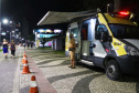 O balanço da Polícia Militar do Paraná sobre os cinco dias de Carnaval no Litoral aponta a redução dos principais crimes. O comparativo com o mesmo período do ano anterior indica que os roubos caíram 48,2% (de 29 foi para 15), os furtos reduziram 64,7% (de 153 casos para 54) e as ocorrências de perturbação do sossego diminuíram 18,7% (de 64 para 52). Foto:PMPR