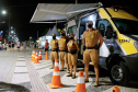 O balanço da Polícia Militar do Paraná sobre os cinco dias de Carnaval no Litoral aponta a redução dos principais crimes. O comparativo com o mesmo período do ano anterior indica que os roubos caíram 48,2% (de 29 foi para 15), os furtos reduziram 64,7% (de 153 casos para 54) e as ocorrências de perturbação do sossego diminuíram 18,7% (de 64 para 52). Foto:PMPR