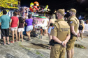O balanço da Polícia Militar do Paraná sobre os cinco dias de Carnaval no Litoral aponta a redução dos principais crimes. O comparativo com o mesmo período do ano anterior indica que os roubos caíram 48,2% (de 29 foi para 15), os furtos reduziram 64,7% (de 153 casos para 54) e as ocorrências de perturbação do sossego diminuíram 18,7% (de 64 para 52). Foto:PMPR