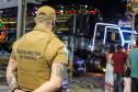 O balanço da Polícia Militar do Paraná sobre os cinco dias de Carnaval no Litoral aponta a redução dos principais crimes. O comparativo com o mesmo período do ano anterior indica que os roubos caíram 48,2% (de 29 foi para 15), os furtos reduziram 64,7% (de 153 casos para 54) e as ocorrências de perturbação do sossego diminuíram 18,7% (de 64 para 52). Foto:PMPR